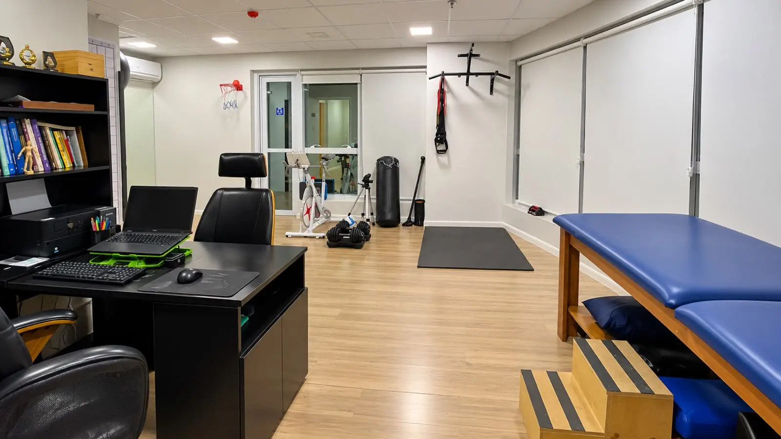 Espaço de treino funcional da Boese, com barra de alongamento, faixas elásticas e saco de pancada